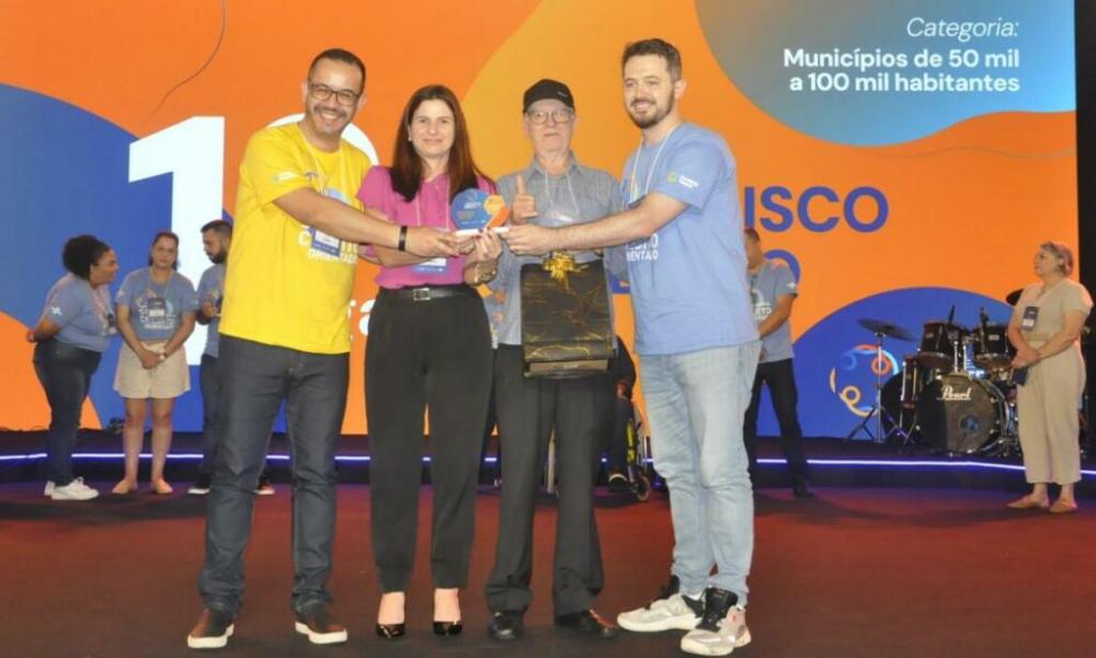 Luciana Dani e Itacir Rovaris recebendo a premiação estadual