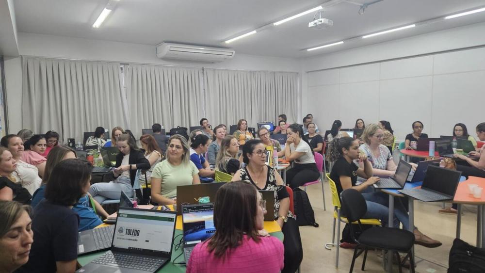 A estratégia é “gamificar” as aulas com o uso dos tablets para disputar atenção dos alunos em relação ao uso do celular, computador e outras telas