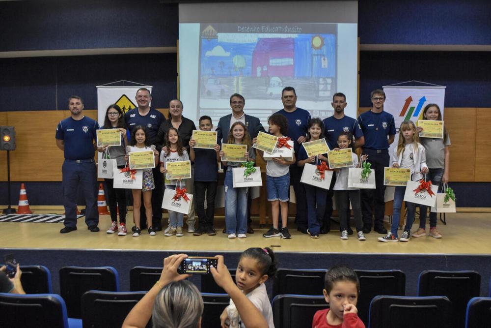 Aproximadamente 1600 desenhos foram produzidos por alunos dos 4º anos das escolas municipais de Toledo durante o ano de 2023