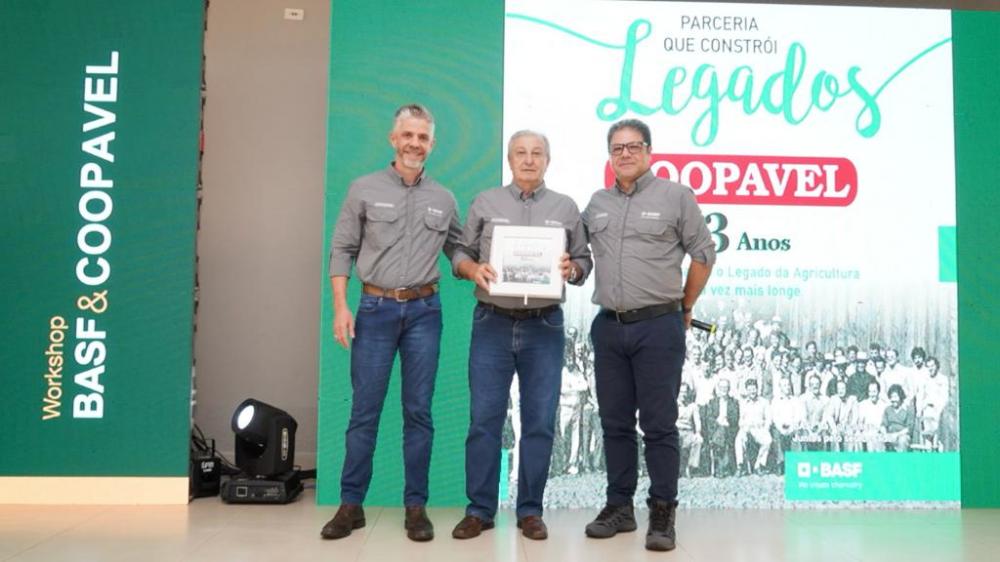 Legenda: Dilvo com os diretores Alessandro Gazinelli (Marketing Brasil) e Cássio Kirschner (diretor Sul) Crédito: Jeferson Próvideo