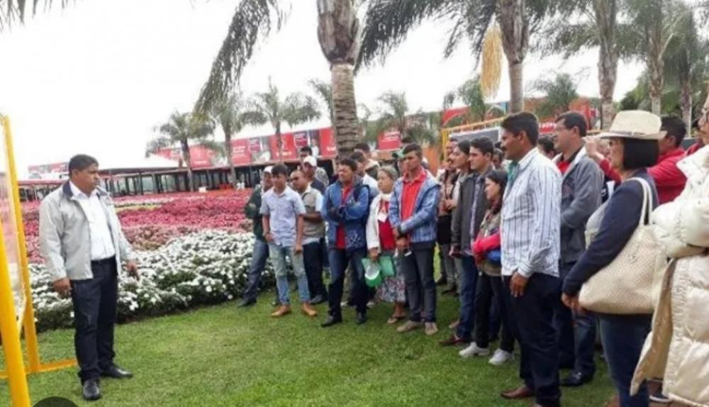 Legenda: Uma das recentes visitas de produtores do Nordeste ao evento técnico em Cascavel, no Oeste do Parana Crédito: Divulgação