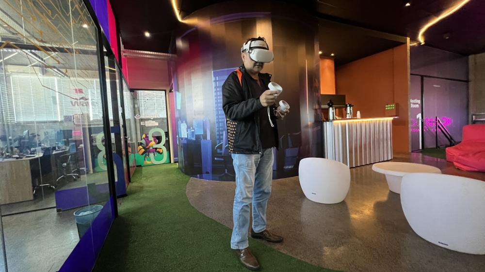 Cláudio Yokosawa com o óculos que proporciona uma visão de 360 graus. Crédito: Bruno Fiori.