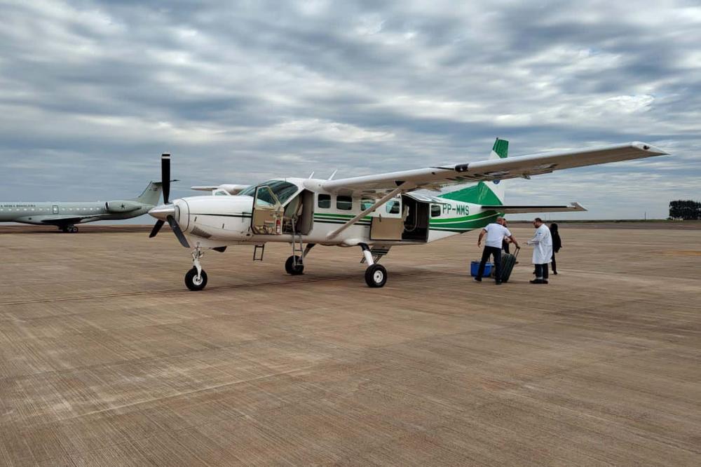 A aeronave Caravan levou a equipe médica da Central Estadual de Transplantes até a cidade no Centro-Oeste para captação de um coração que foi levado até Maringá, no Noroeste, e na sequência, transportado até o Distrito Federal. Foto: Casa Militar