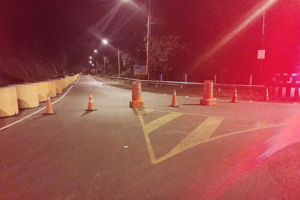 - Rodovia de União da Vitória é bloqueada após queda de rochas Foto: DER-PR