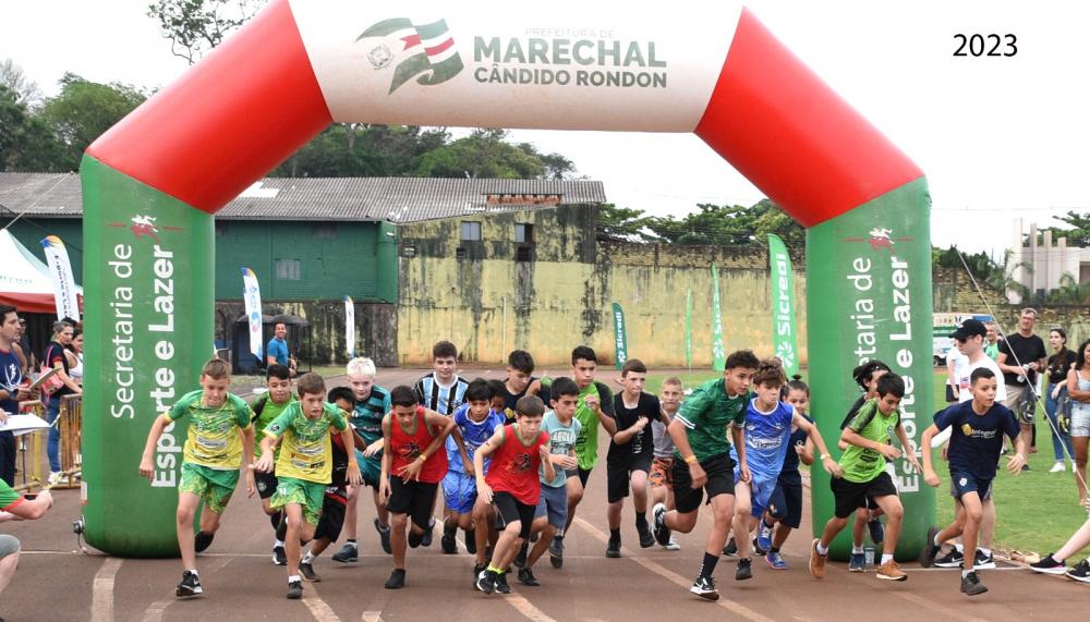Foto corrida kids 1: Criançada entrega talento na pista de corrida (Crédio: Oficina da Foto)