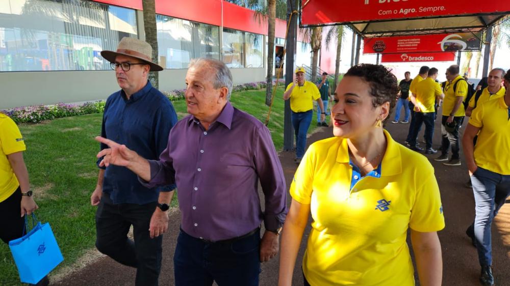 Legenda: Os presidentes da Acic, Siro Canabarro, e da Coopavel, Dilvo Grolli, com a presidente Tarciana Crédito: Assessoria