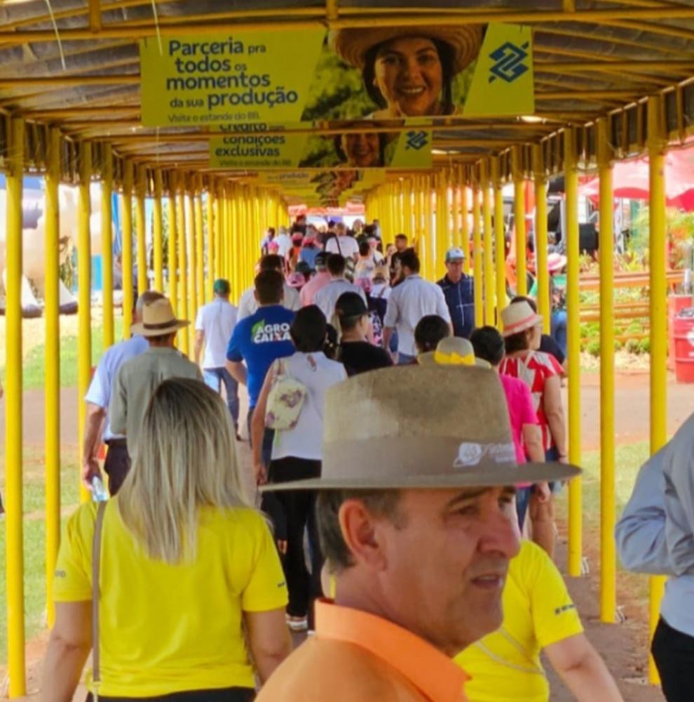 Legenda: Agricultores de vários municípios do Paraná e caravanas de outros estados estiveram no parque nesta segunda Crédito: Assessoria
