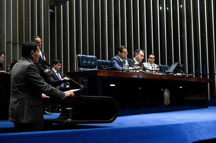 Senador Hamilton Mourão (E) avaliou a PEC em pronunciamento da Tribuna, no primeiro turno de discussão da proposta de mudança constitucional Jefferson Rudy/Agência Senado Fonte: Agência Senado
