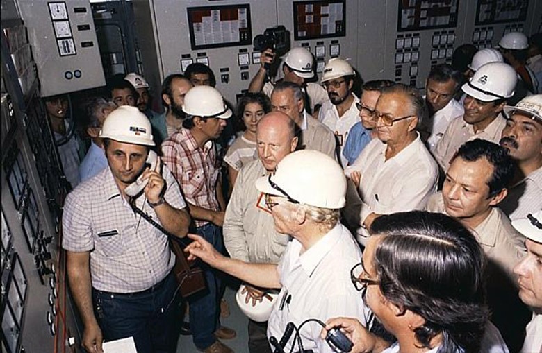 Ao telefone, esperando as instruções: momento histórico. Foto: Arquivo Itaipu. 