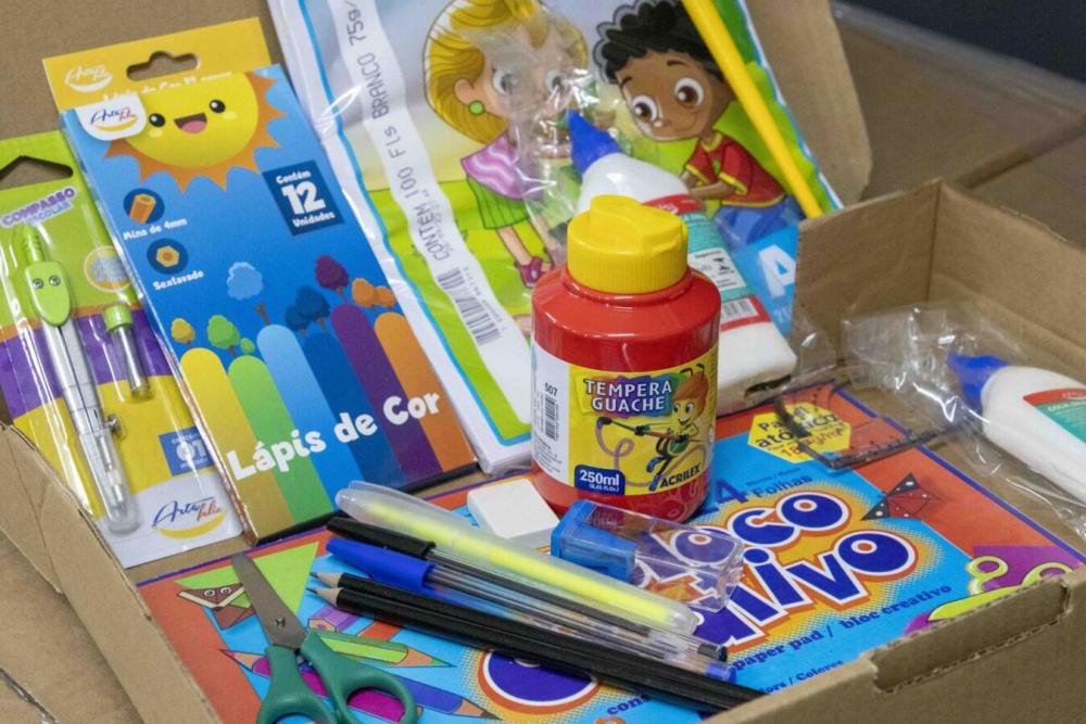 Os kits contemplam materiais que as crianças poderão levar para suas casas e também os de uso comum que ficarão na escola
