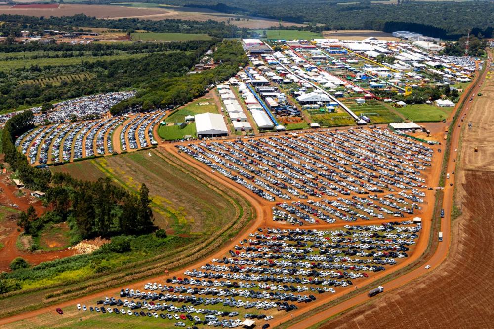 Legenda: Vista aérea do parque onde acontece um dos maiores eventos técnicos do agro do mundo Crédito: Assessoria