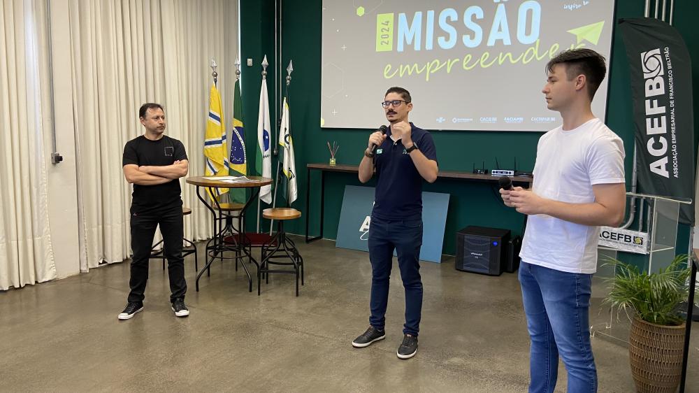 Joares Ribeiro, diretor executivo da Acefb, Caio Brito Santos, vice da Acefb para Assuntos Agropecuários e Agronegócios e Rafael Menegotto, vice para Assuntos de Núcleos. Crédito: Darce Almeida/Acefb.