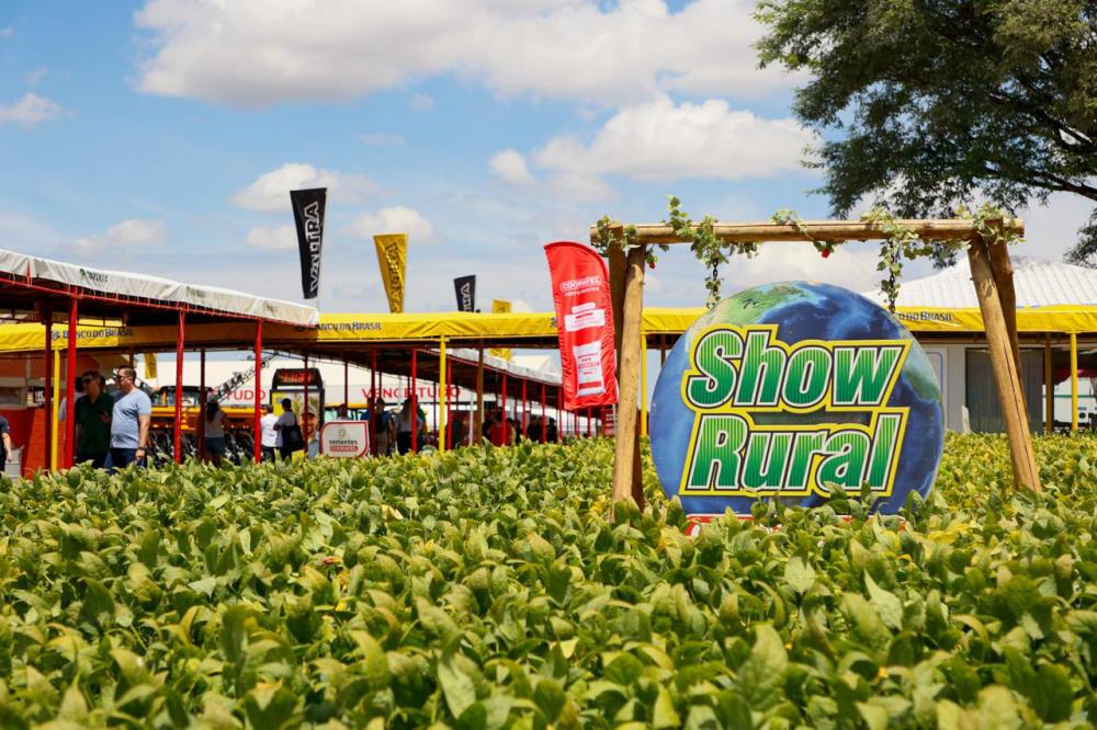 Legenda: Dilvo e Rogério com os coordenadores do 36º Show Rural Crédito: Assessoria