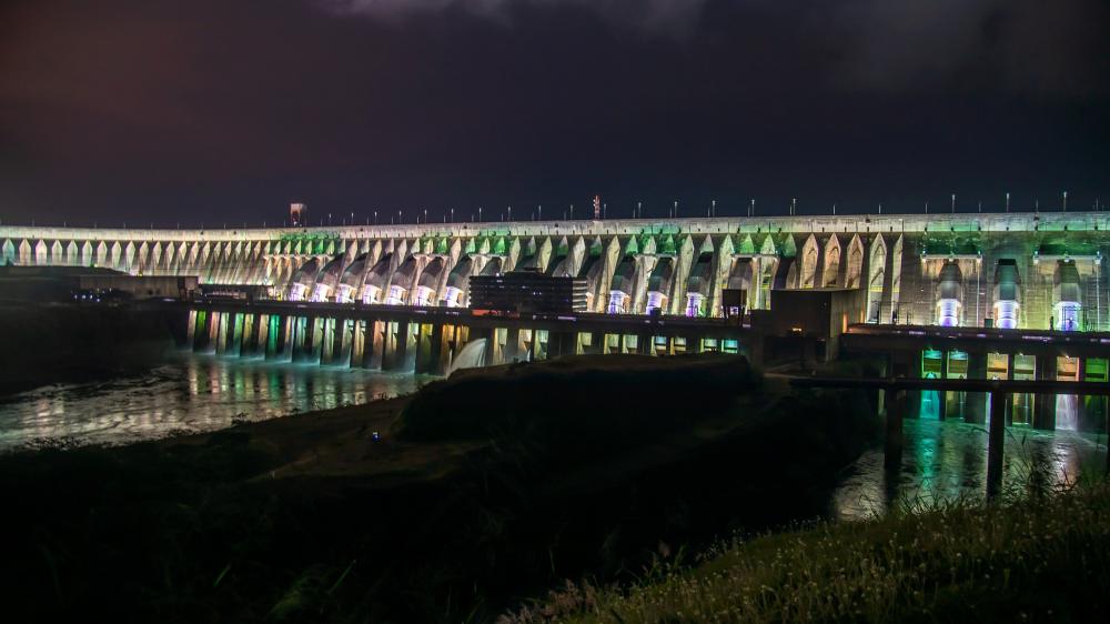 Itaipu Iluminada, um dos passeios oferecidos pelo Turismo Itaipu. Foto: Rafa Kondlatsch/Itaipu Binacional