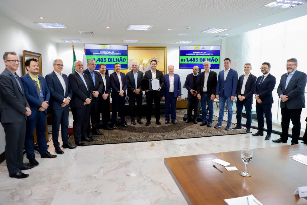 Governador Carlos Massa Ratinho Jr em reunião para assinatura de contrato de financiamento com banco do brasil. Foto: Ari Dias/AEN