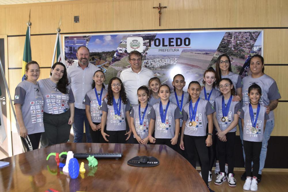 Campeãs paranaenses de ginástica artística são recepcionadas pelo prefeito e vice