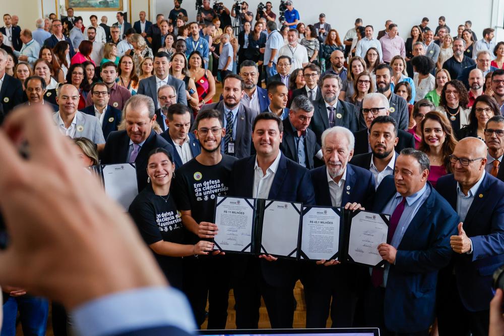 O governador Carlos Massa Ratinho Junior anunciou nesta segunda-feira (11) um pacote de investimentos de R$ 212,1 milhões para a área da ciência e tecnologia, que abrange desde obras de infraestrutura até bolsas de estudos. Foto: Gabriel Rosa/AEN