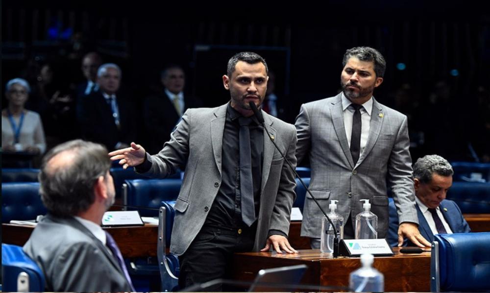 Senador Cleitinho, à esquerda, ao lado do relator Marcos Rogério, agradece no Plenário a aprovação da PEC Roque de Sá/Agência Senado Fonte: Agência Senado