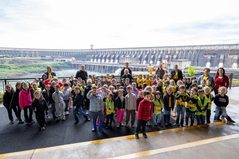 Criançada fez a festa no Mirante Central. Foto: Rafa Kondlatsch/Itaipu Binacional