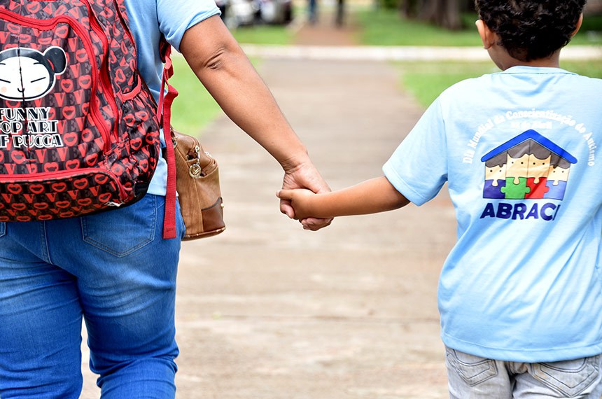 Proposta alcança os rendimentos de pessoas do espectro autista e de seus pais ou cuidadores Pillar Pedreira/Agência Senado Fonte: Agência Senado