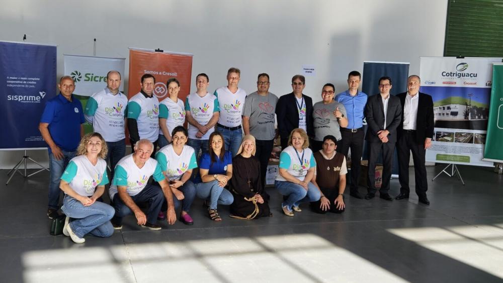 Legenda: Diretores e representantes das cooperativas e entidades Crédito: Assessoria