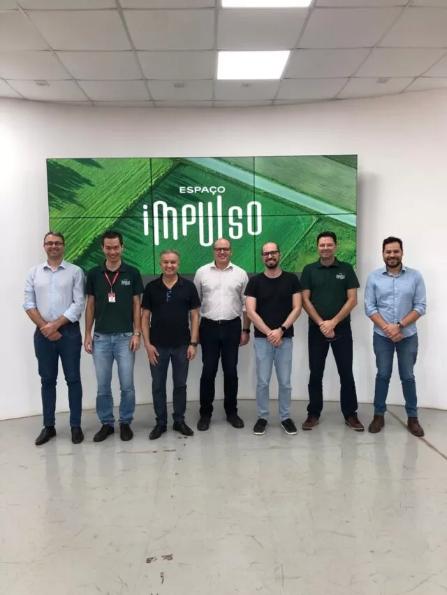 Legenda: Kleberson e Aver, e diretores da Fundetec e Sebrae, durante Visita de comitiva de Joaçaba Crédito: Assessoria