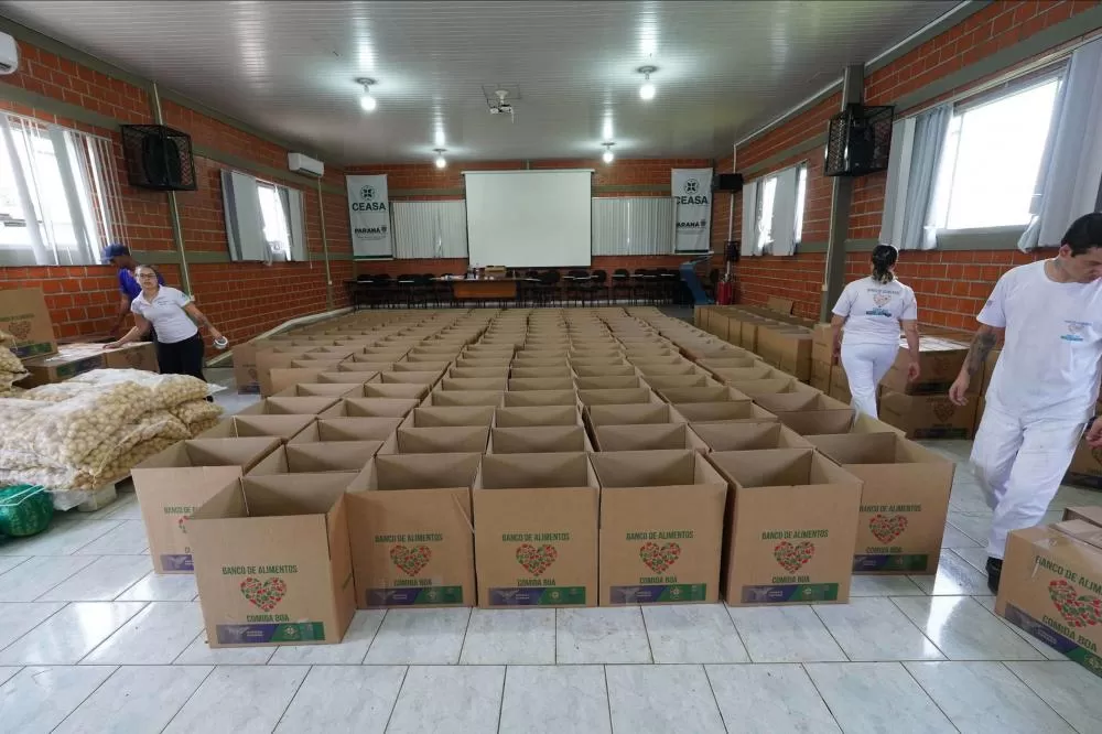 Paraná enviará alimentos, colchões e 144 mil copos de água da Sanepar ao Rio Grande do Sul Foto: Leonardo Sguarezi/SECPM