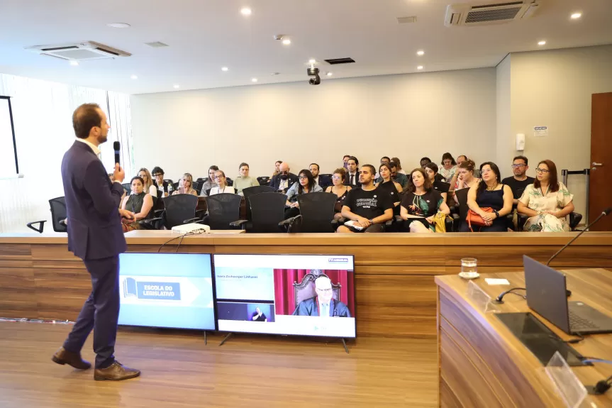 Estudantes da UFPR participam de palestra sobre Processo Legislativo