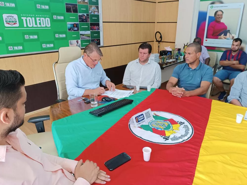 Ato na manhã de hoje (9), na Sala de Reuniões do Gabinete do Prefeito, permitirá que comunidade Bressan/Cesar Parque tenha mais uma saída para o Centro