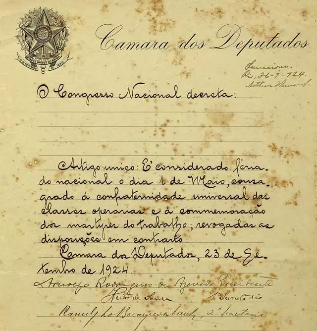 Documento original da lei que em 1924 tornou o 1º de maio feriado; no alto à direita, a assinatura do presidente Arthur Bernardes (Arquivo do Senado) Fonte: Agência Senado