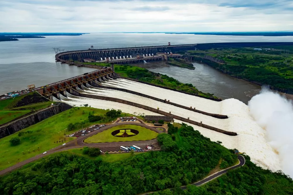 Fotos atuais: Alexandre Marchetti/Itaipu Binacional Fotos históricas: Acervo Itaipu Binacional