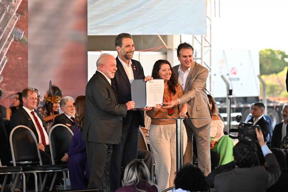 Lula, Enio Verri, Diana e Camilo Santana durante a solenidade. Termo de posse da reitora foi assinado pelo presidente. Foto: Rafa Kondlatsch | Itaipu Binacional