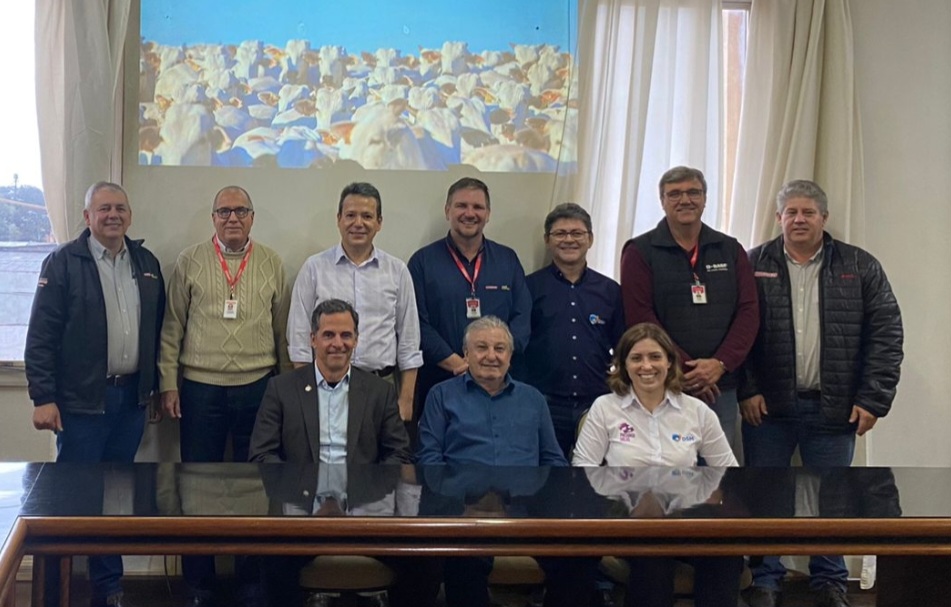 Legenda: Visita de Sergio Schuler, e integrantes da DSM-Firmenich, ao presidente Dilvo Crédito: Assessoria