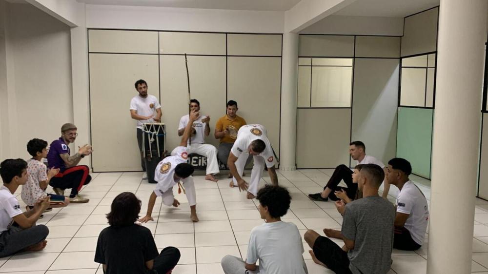 Roda de capoeira com o grupo Senzala marca, nesta quinta-feira (6), às 19h30, inauguração de sala no centro cultural localizado na Grande Pioneiro