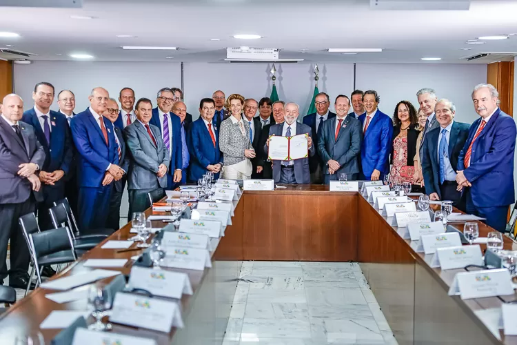 O presidente Lula, ao lado de ministros, parlamentares e representantes do setor privado Foto: Ricardo Stuckert