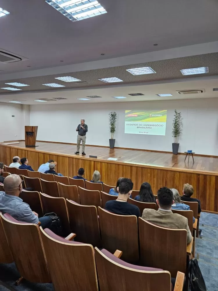 Legenda: Dilvo durante palestra a novos entrantes do Biopark, em Toledo Crédito: Assessoria