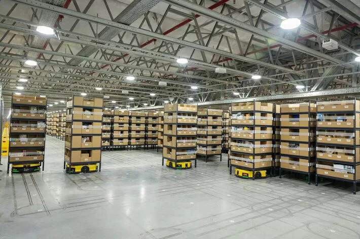 Prateleiras são levadas até funcionários por robôs em CD do Mercado Livre Foto: Vinicius Stasolla/Mercado Livre © Fornecido por Estadão