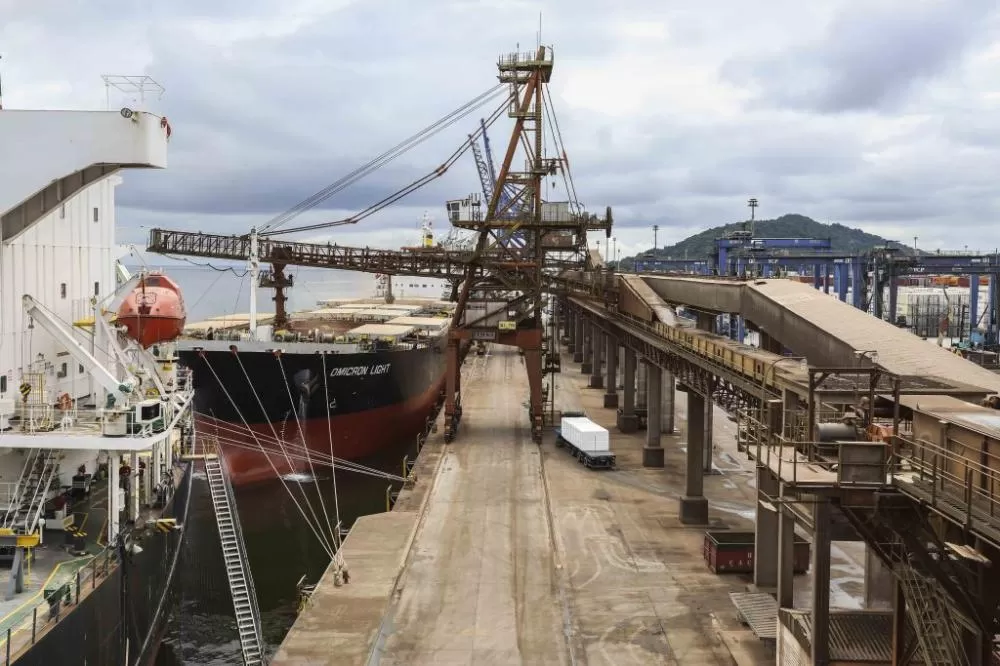 Carregamento de navio no Porto de Paranaguá: ampliação da capacidade portuária é uma das necessidades (Foto: Gelson Bampi)