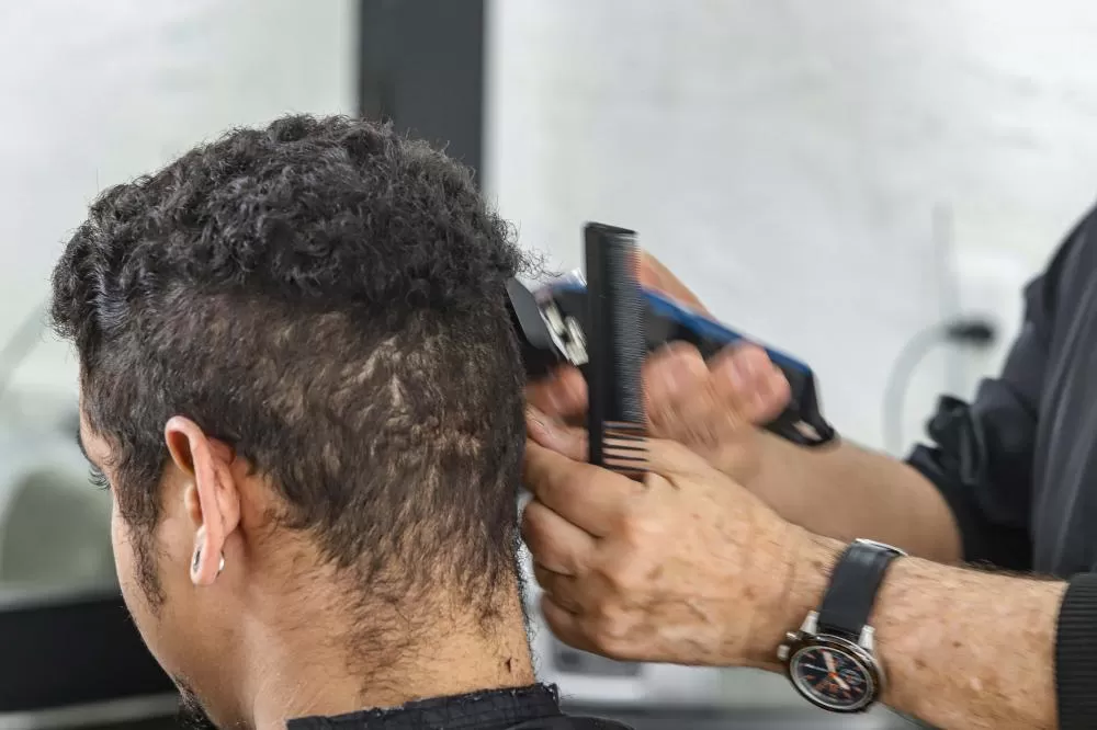 Curitiba, 14 de dezembro de 2022 - Serviço de corte de cabelo no centro de Curitiba. Foto: Roberto Dziura Jr/AEN