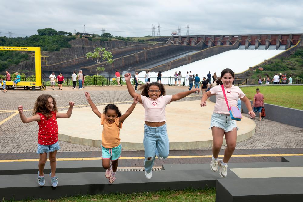 Turistas vivem uma experiência única nos atrativos de Itaipu. Fotos: Rubens Fraulini/Itaipu Binacional.