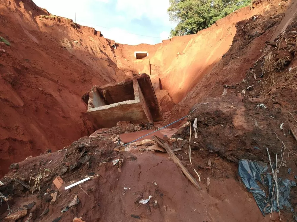 Créditos: fotos aéreas - Prefeitura de Loanda. Foto da pessoa dentro da erosão - Hudson Carlos Lissoni Leonardo