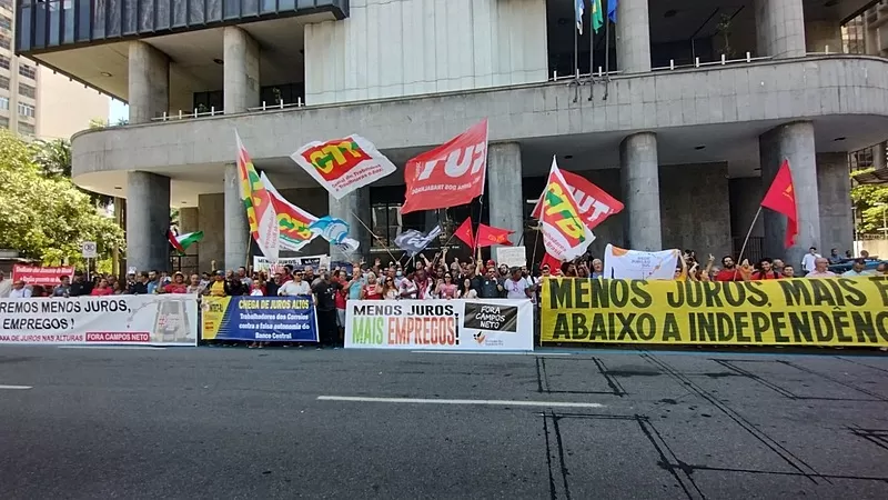 Campos Neto, do BC, sabota a economia brasileira ao manter juros abusivos. Foto: Reprodução Brasil de Fato