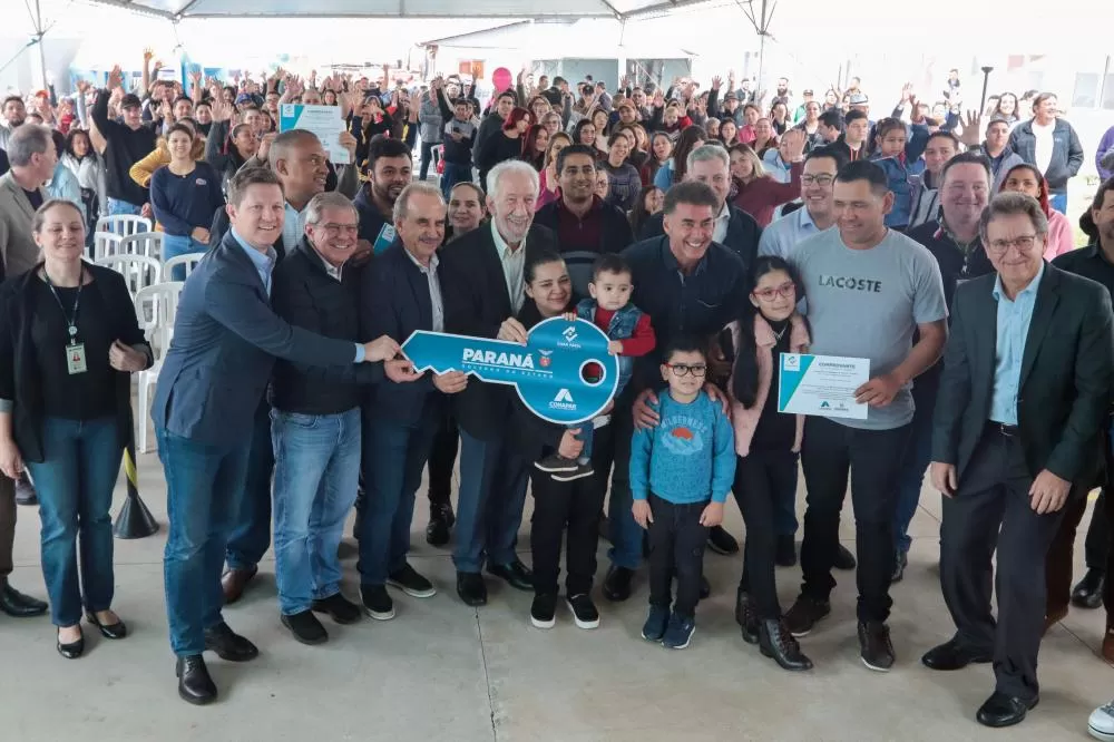 O governador em exercício Darci Piana e a Cohapar entregam nesta sexta-feira (28) 192 moradias em Cascavel. Das famílias contempladas, 132 contaram com apoio do Governo do Estado para a aquisição dos apartamentos por meio do programa Casa Fácil. Foto: Ger