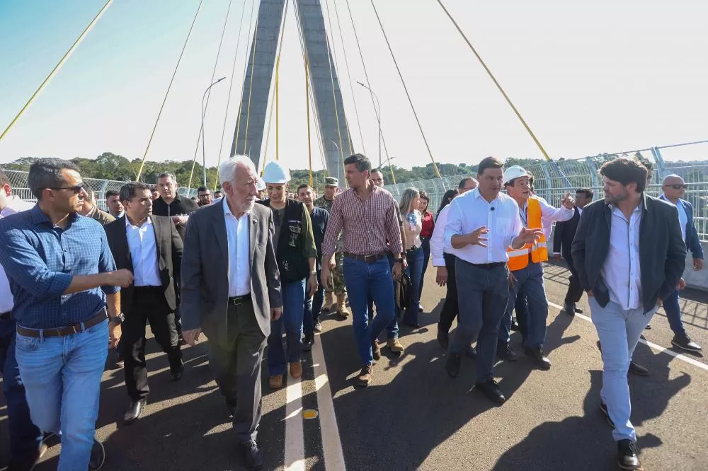 O governador em exercício Darci Piana e o presidente do Paraguai, Santiago Peña, visitaram nesta quarta-feira (3) a Ponte da Integração Brasil-Paraguai, que fica na divisa entre Foz do Iguaçu, no Oeste do Paraná, e o município paraguaio de Presidente Fran