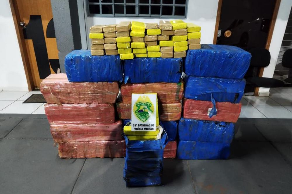 Polícia Militar apreende mais de 400 quilos de maconha após acidente na PR-323 Foto: PMPR