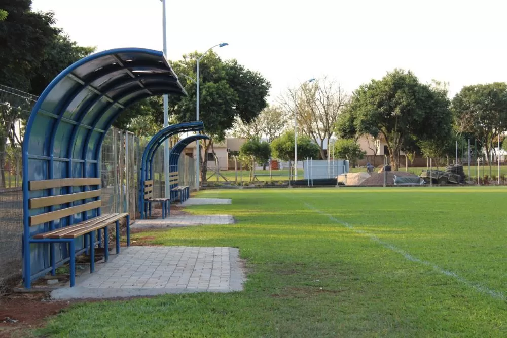 ESTÁDIO MUNICIPAL DE ENTRE RIOS DO OESTE RECEBE NOVA QUADRA DE AREIA E DEMAIS MELHORIAS