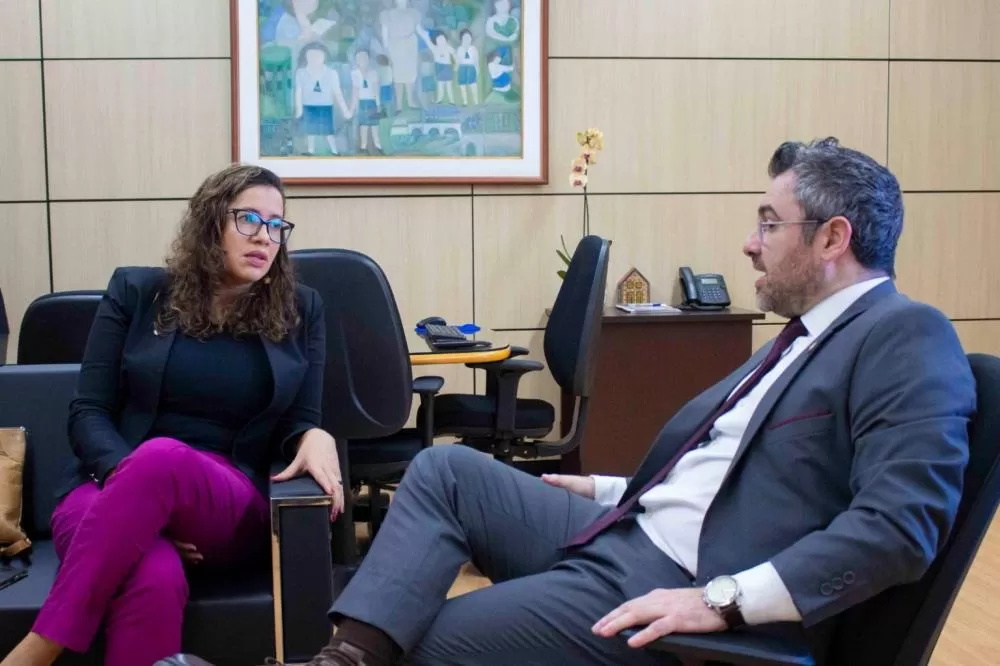 Deputada Denise Pessôa com secretário do MEC. Foto: Marcelo Tavares/Divulgação Mandato