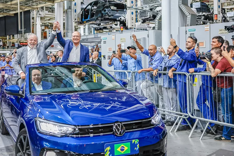 O presidente Lula e o vice, geraldo Alckmin, em visita à fábrica da Volkswagen Foto: Ricardo Stuckert