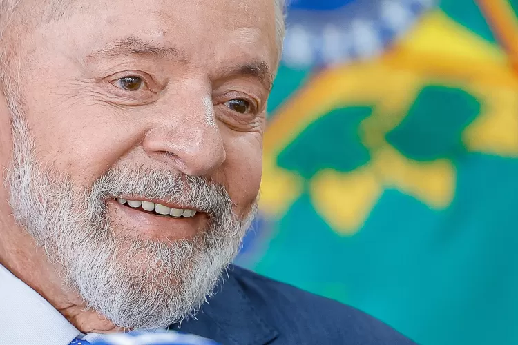 "A gente está crescendo mais do que a previsão do mercado", festejou Lula, na entrevista Foto: Ricardo Stuckert