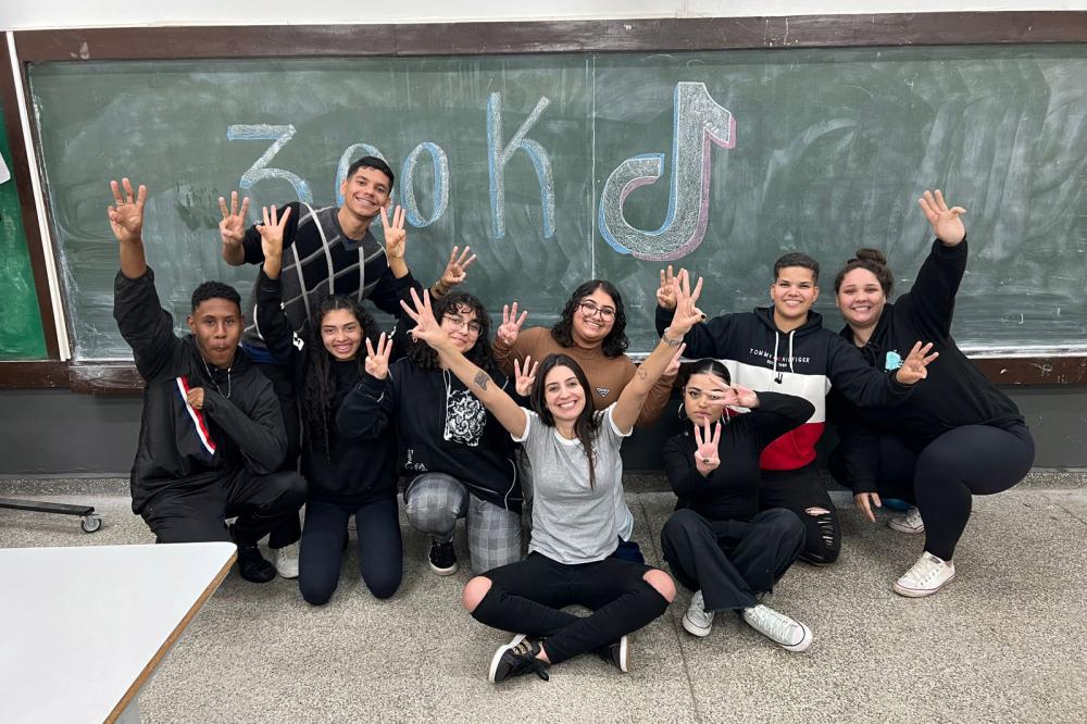 Fenômeno nas redes sociais, professora do Paraná prova que educação e comunicação têm química - Fernanda é professora de química e viralizou nas redes sociais Foto: Arquivo pessoal
